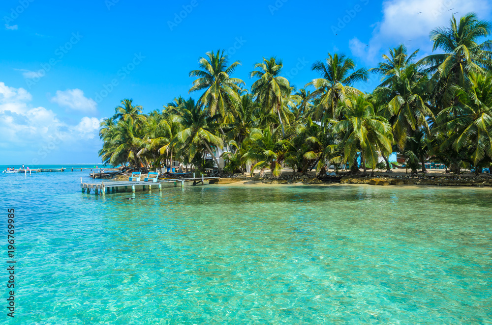 Obraz premium Belize Cayes - Small tropical island at Barrier Reef with paradise beach, Caribbean Sea, Belize, Central America