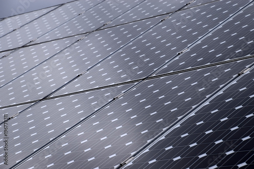 Solarmodule auf einer Schräge montiert um energie zu erzeugen
