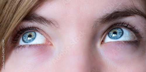 Blaue Augen und Wimpern natürlich, Blick nach oben