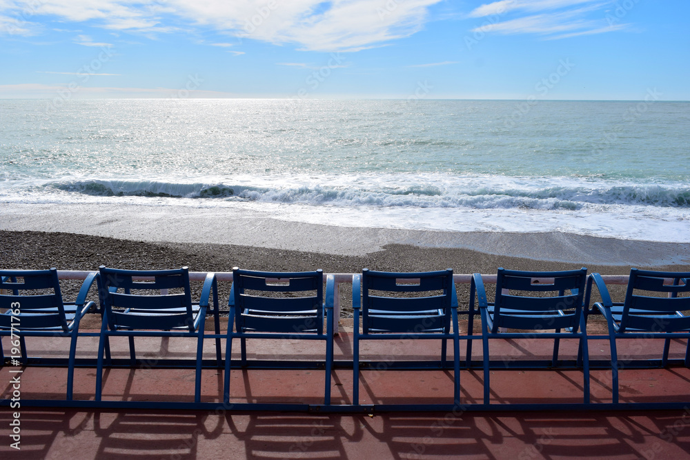 Les chaises bleues