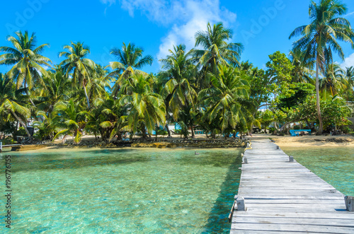 Belize Cayes - Small tropical island at Barrier Reef with paradise beach - known for diving, snorkeling and relaxing vacations - Caribbean Sea, Belize, Central America © Simon Dannhauer