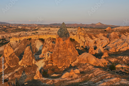 Viagem de balão de ar quente sobre a beleza da Capadócia, onde existem habitações escavadas em rochas e cidades subterrâneas photo