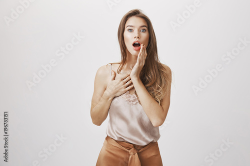 Foto Hearing shocking news that sweep girl from feet