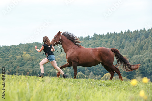 Mädchen läuft mit Pferd © Nadine Haase