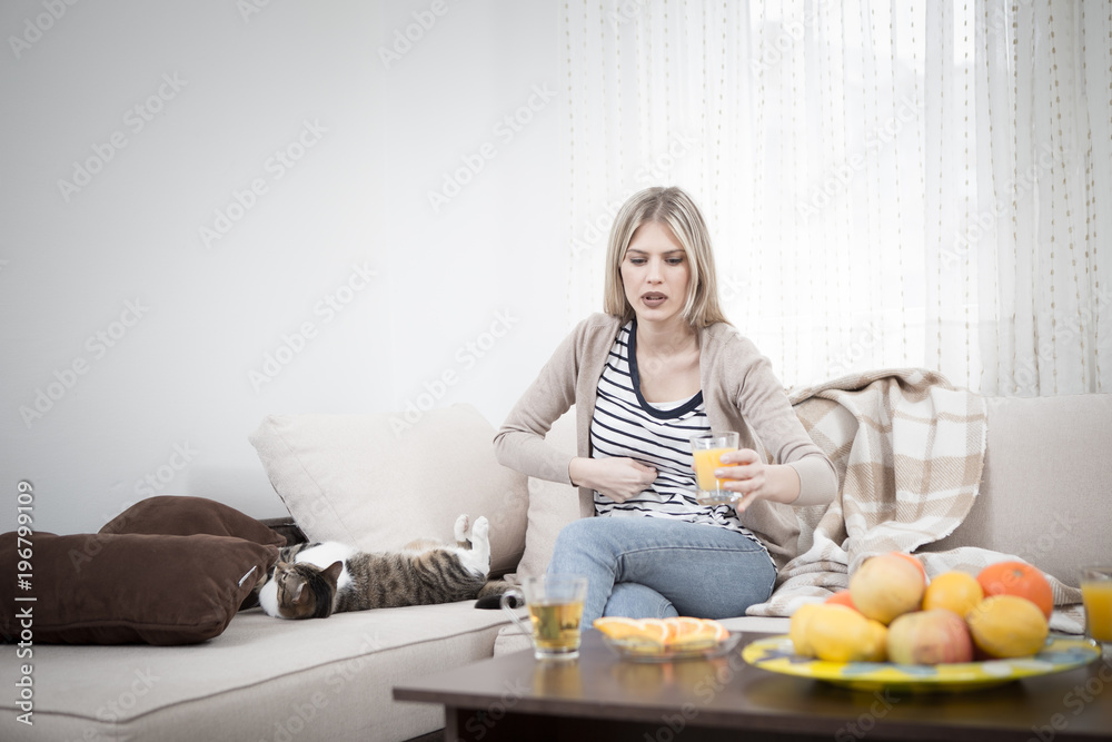 Suddenly she felt pain in her abdomen. Suddenly she felt pain in her abdomen.