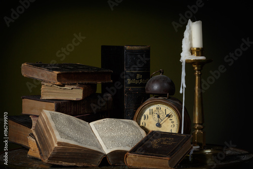 Alte Bücher, eine alte Uhr und eine Kerze als Stillleben, still life