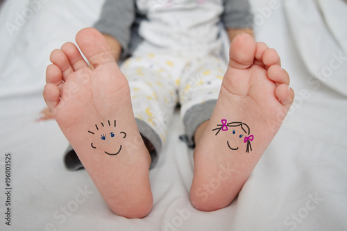 drawings of the face of the boy and girl on children's heels. nurseries of a foot