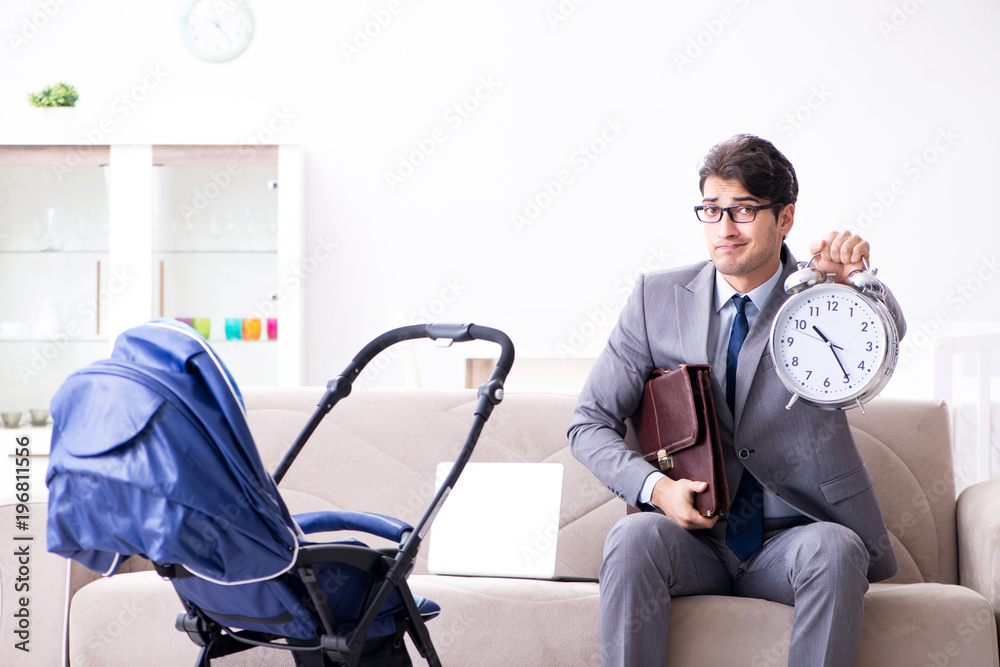 Obraz premium Businessman looking after newborn baby at home and teleworking