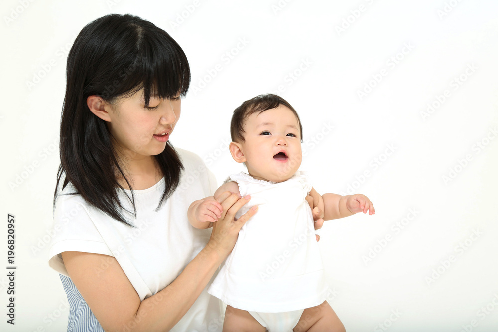 若いお母さんと遊ぶ笑顔の女の子の赤ちゃん Stock Photo Adobe Stock
