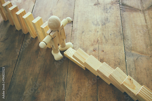 Quadro em tela A wooden dummy stopping the domino effect