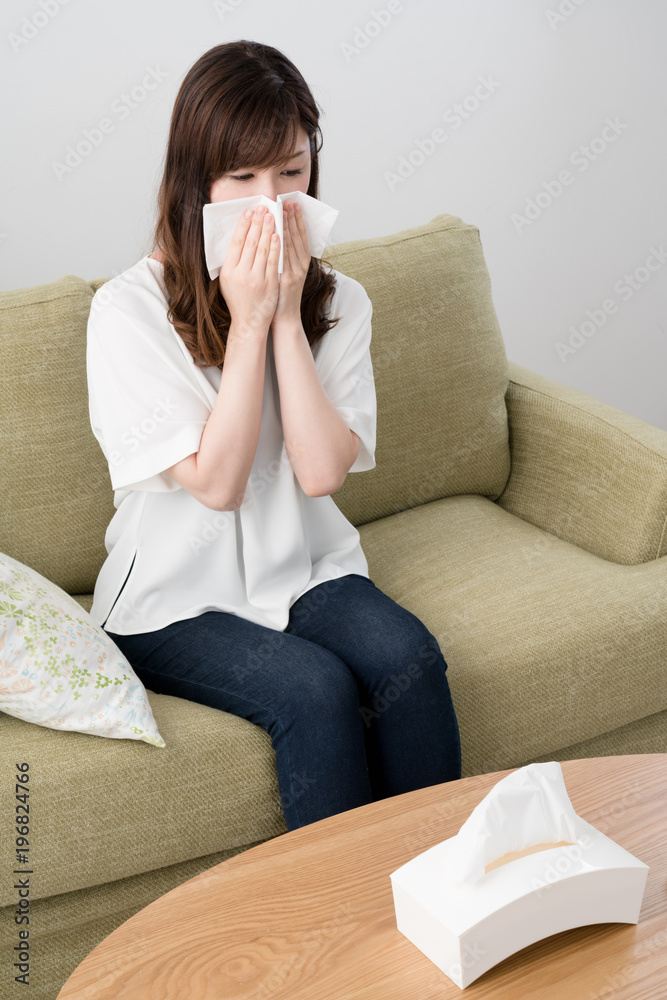 花粉症の女性 ティッシュ 鼻水 鼻炎stock Photo Adobe Stock