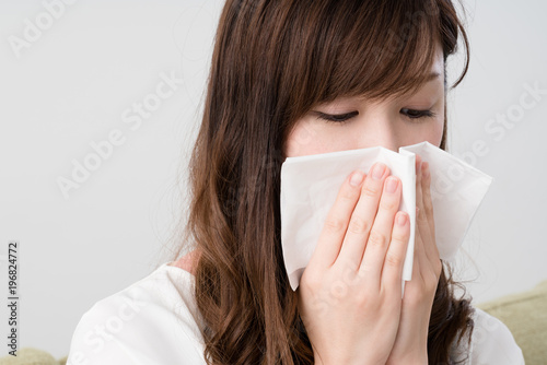 花粉症の女性 ティッシュ 鼻水 鼻炎stock Photo Adobe Stock