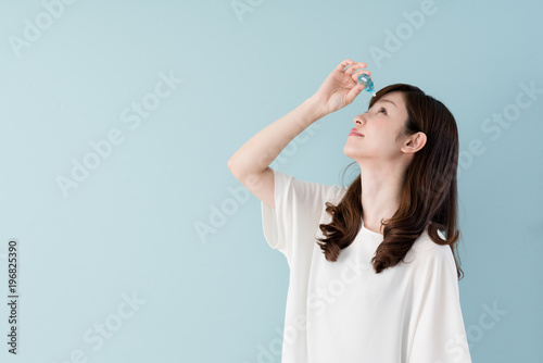 Bild auf Leinwand 花粉症の女性、目薬、点眼
