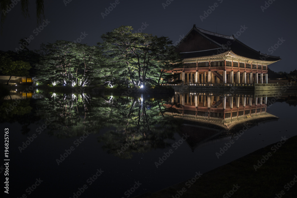 Naklejka premium Gyeongbokgung Palace’s Gyeonghoeru Pavilion at night in Seoul,south Korea 