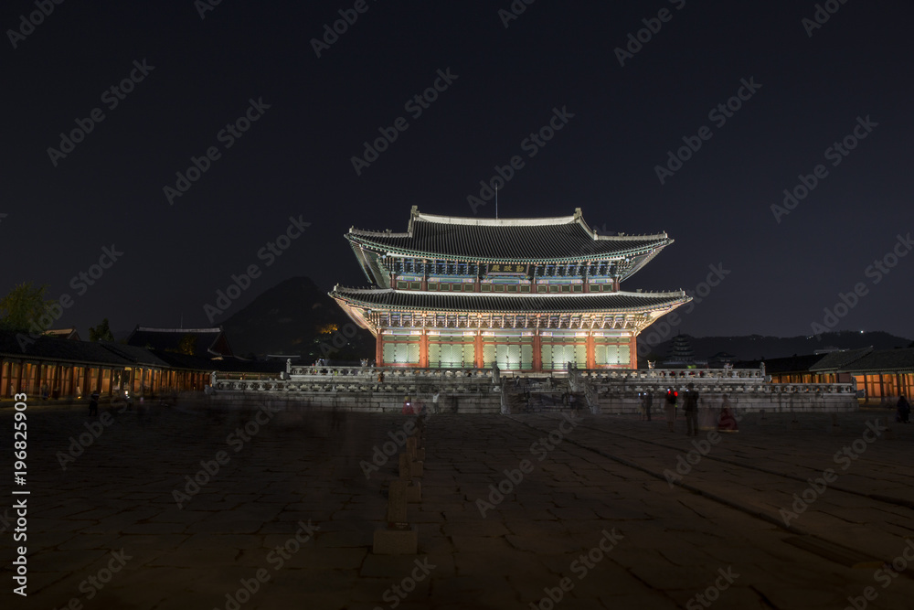 Fototapeta premium Gyeongbokgung Palace at night in Seoul,south Korea 