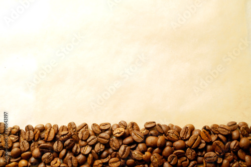Obraz na płótnie Coffee beans on old burnt paper background w salonie