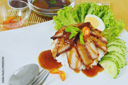 Foto Barbecued red pork in sauce with rice