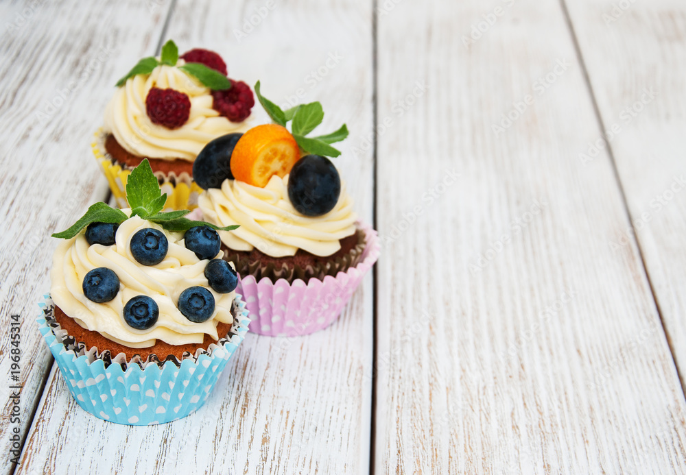 Cupcakes with fresh berries