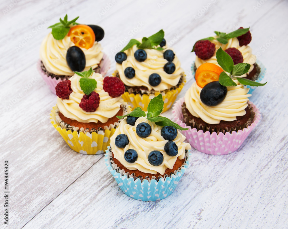 Cupcakes with fresh berries Cupcakes with fresh berries