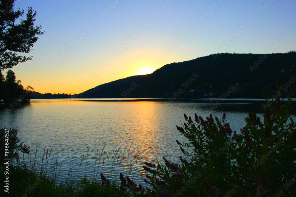 coucher de soleil sur le lac de gerardmer dans les vosges avec le reflet des montagnes