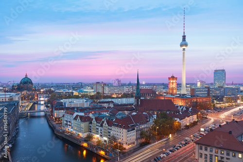 Berlin bei Nacht mit Fernsehturm und Alexanderplatz photo