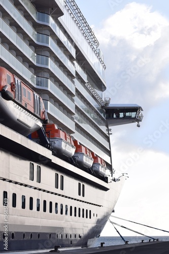 Tableau sur toile Kreuzfahrtschiff vor Anker im Hafen, Steuerbord, Blick auf die Nock