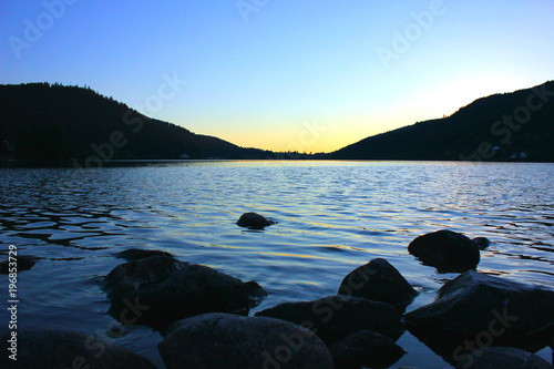 coucher de soleil sur le lac de gerardmer dans les vosges avec les reflets bleus de la nuit