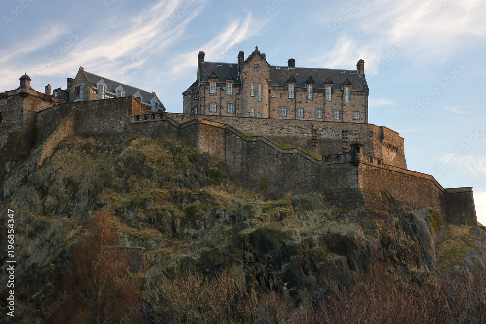 Zamek w Edynburgu, Szkocja, na szczycie skalistego wzgórza, widok z dołu