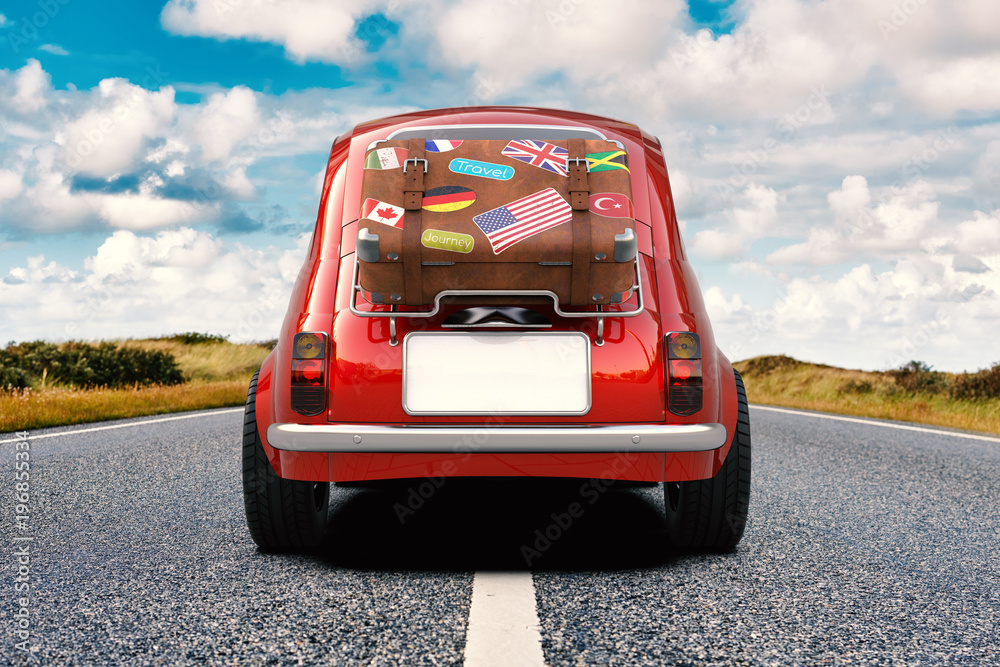 Kleines rotes Auto mit Koffer auf Gepäckträger, Urlaub Reise auf