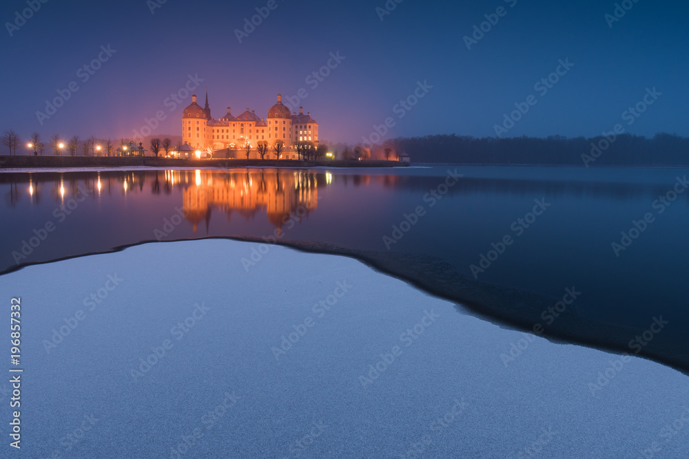 Schloss in Moritzburg bei Dresden an einem verschneiten Abend im Winter