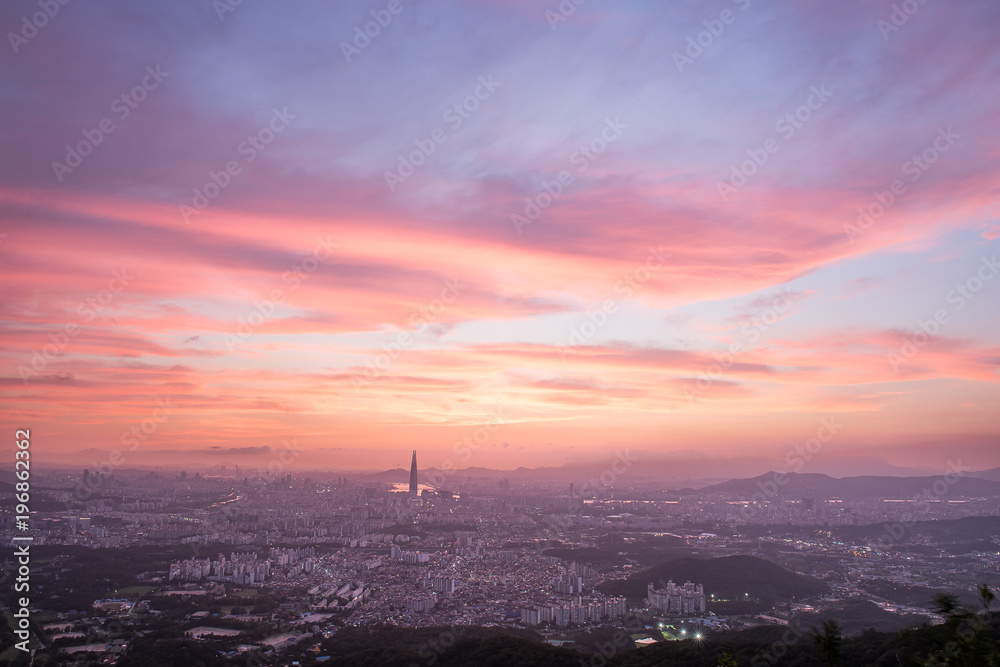 남한산성에서 바라본 불타는 듯한 하늘의 서울 야경