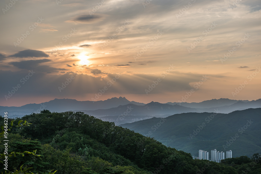 빛내림이 있는 산속의 아파트 빛내림이 있는 산속의 아파트