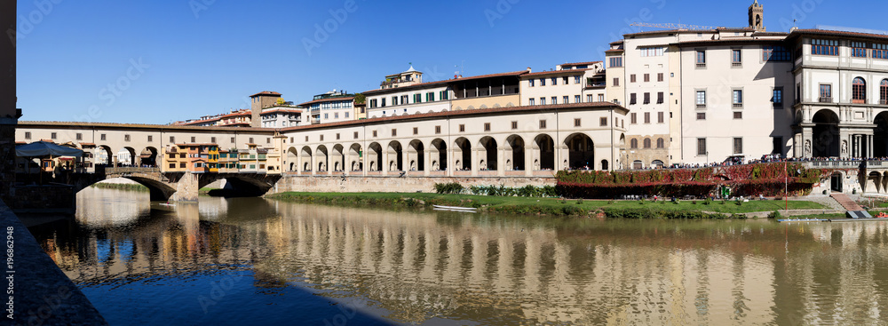 Scorci e simboli di Firenze, Ponte Vecchio e Fiume Arno