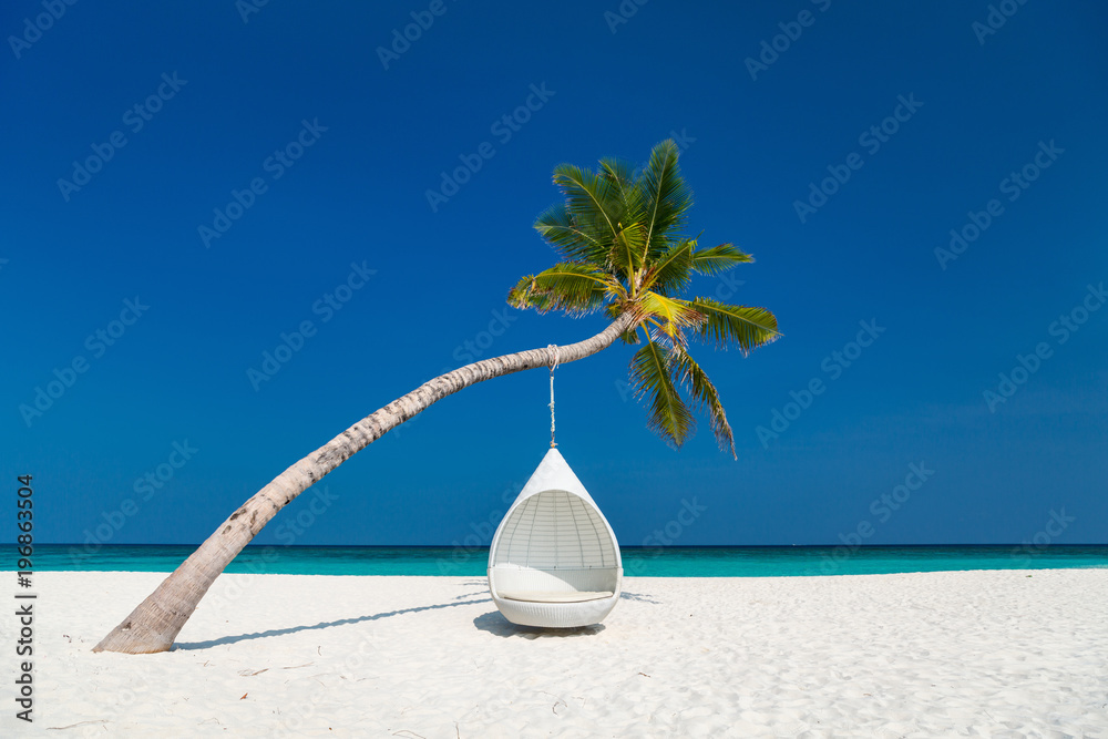 Fototapeta premium Piękna tropikalna plaża na Malediwach