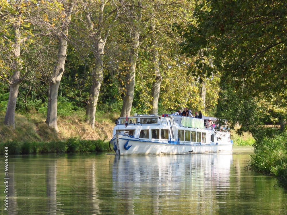 Tourisme fluvial en péniche sur le Canal du Midi (France) - obrazy, fototapety, plakaty 