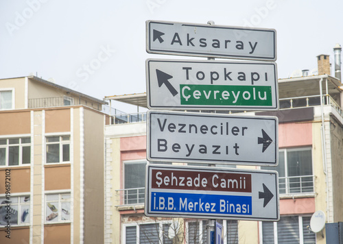 Istanbul traffic signs to the city districts