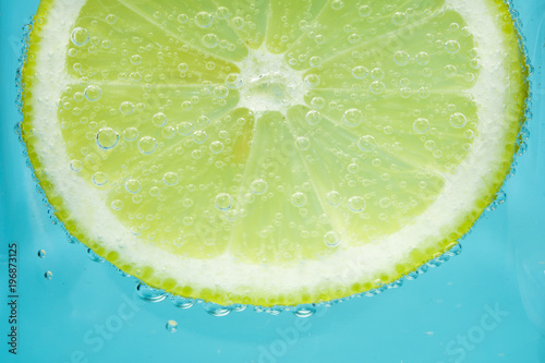 Obraz na płótnie Maden suyu içinde limon dilimi