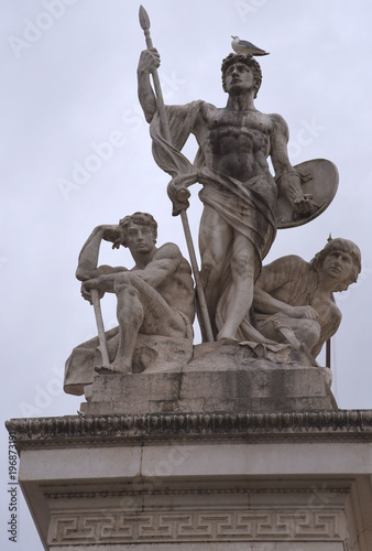 Skulpturengruppe vor dem Vittorio Emanuele photo