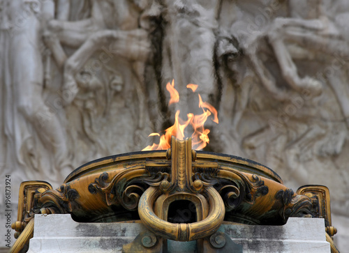 Ewige Flamme vor dem Nationaldenkmal Vittorio Emanuele photo