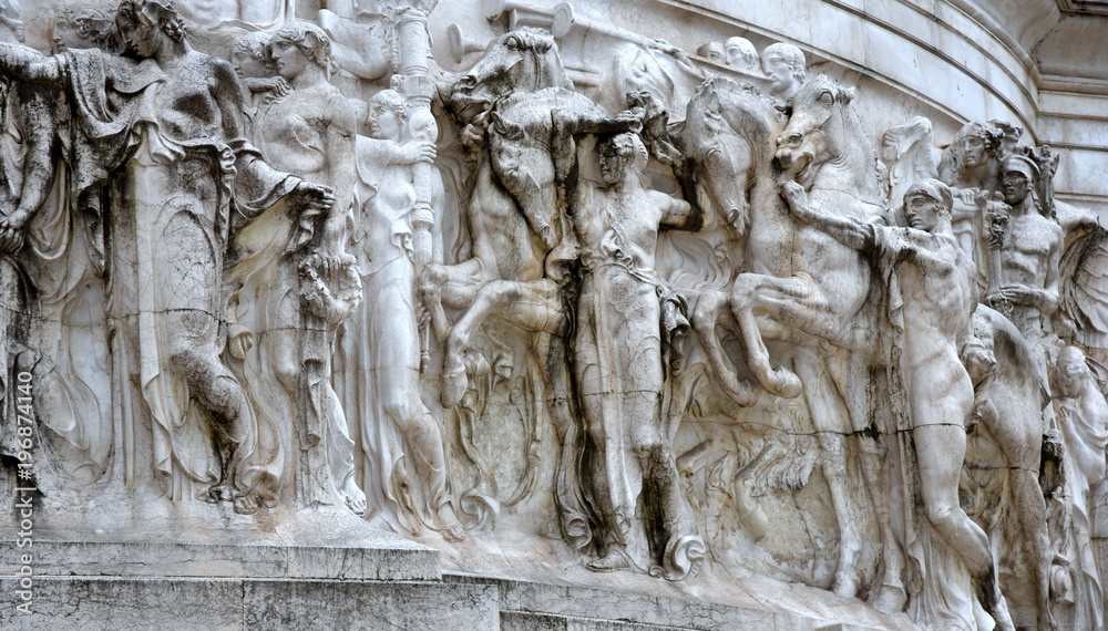 Fototapeta premium Relief mit Menschen und Pferden an der Fassade des Vittorio Emanuele