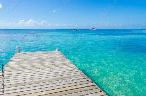 Fototapeta Naklejka Na Ścianę i Meble -  Belize Cayes - Pier on small tropical island at Barrier Reef with paradise beach - known for diving, snorkeling and relaxing vacations - Caribbean Sea, Belize, Central America