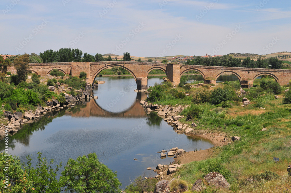 Reflets dans la rivière d'un pont romain en pierre