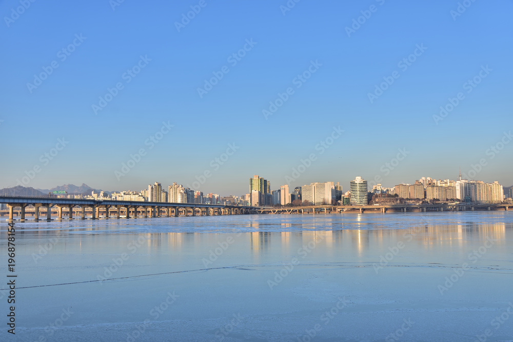 厳冬のソウル、凍結した漢河