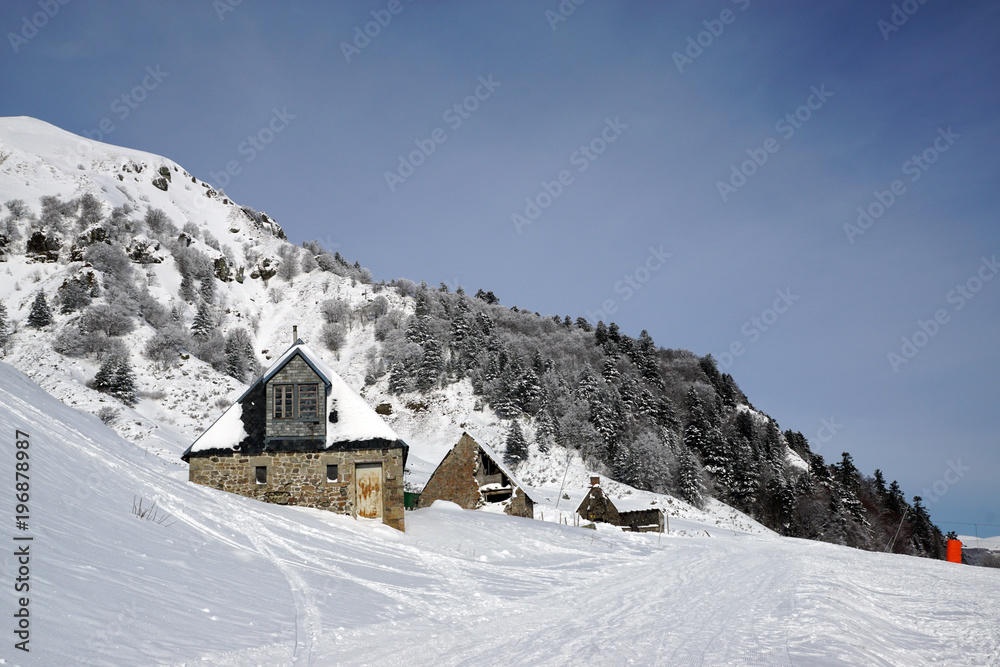 vieux chalets en pierre dans la station de ski du Mont-Dore