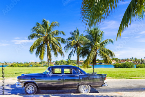 HDR - Amerikanischer schwarzer Oldtimer parkt in der Nähe vom Strand in Varadero Kuba- Serie Kuba Reportage