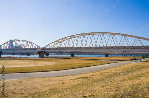 大阪・NTT十三専用橋のある淀川河川敷の風景