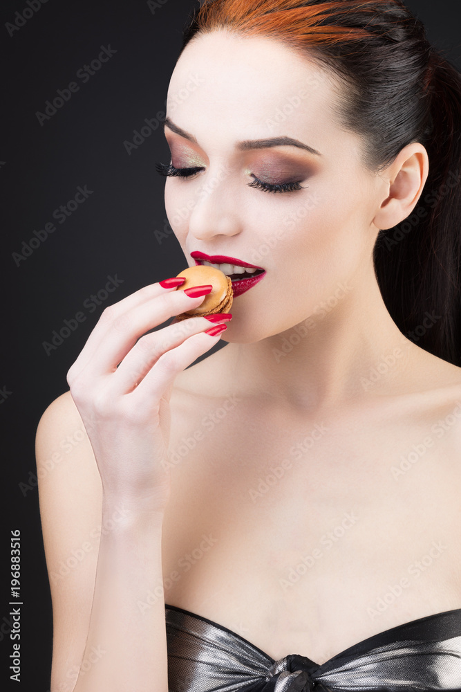 Plan serré d'une jeune fille dégustant un cupcake Plan serré d'une jeune fille dégustant un cupcake