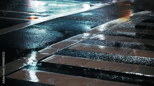 雨の日の横断歩道を渡る人々 photo