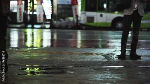 Wallpaper Mural 雨の日の繁華街を行き交う人々と車 Torontodigital.ca