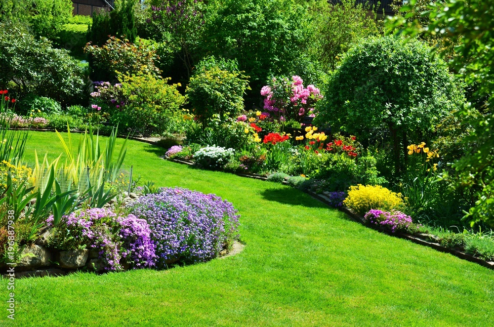 Naklejka premium piękny ogród z doskonałym trawnikiem